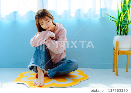 青い壁の部屋で座る若い日本人女性 :はっぴぃぽっぷ 青い壁の部屋で座る若い日本人女性 :はっぴぃぽっぷ 137563380