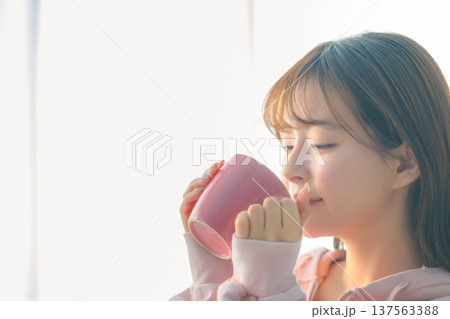 マグカップの飲み物を飲む女性 :はっぴぃぽっぷ マグカップの飲み物を飲む女性 :はっぴぃぽっぷ 137563388