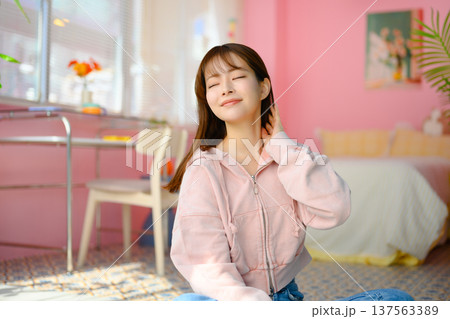 ピンクの部屋でリラックスする女性 ：はっぴぃぽっぷ 137563389