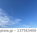 青空に浮かぶ白い雲と広いコピースペース 背景素材 137563400