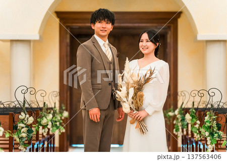 結婚式場,チャペルにいる新郎新婦（バージンロード・教会・チャペル） 137563406