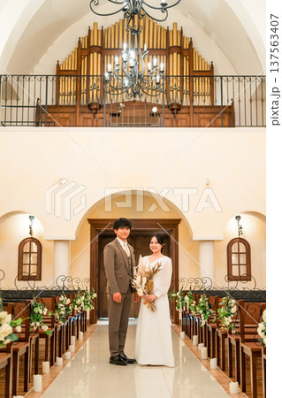 結婚式場,チャペルにいる新郎新婦(バージンロード・教会・チャペル) 結婚式場,チャペルにいる新郎新婦(バージンロード・教会・チャペル) 137563407
