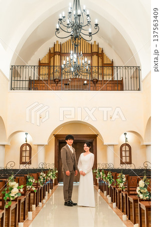 結婚式場,チャペルにいる新郎新婦(バージンロード・教会・チャペル) 結婚式場,チャペルにいる新郎新婦(バージンロード・教会・チャペル) 137563409