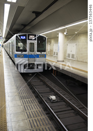小田急線新宿駅に停車している電車 小田急線新宿駅に停車している電車 137563446