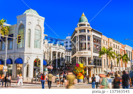 ロサンゼルス　ビバリーヒルズの高級ショッピングストリート　ロデオドライブ 137563545