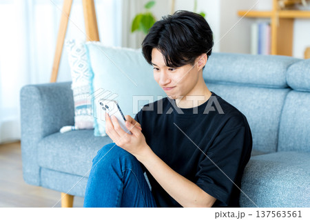 スマホを操作する若い男性 137563561