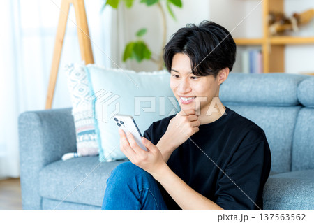 スマホを操作する若い男性 137563562