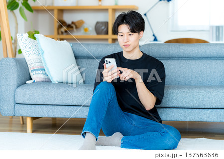 スマホを操作する若い男性 スマホを操作する若い男性 137563636