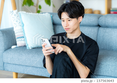 スマホを操作する若い男性 スマホを操作する若い男性 137563643