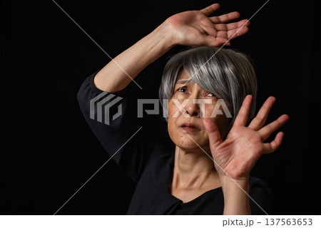 ひどく怯えた表情のシニア女性 137563653