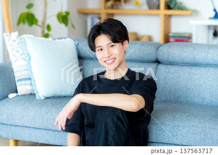 若い男性のポートレート 137563717