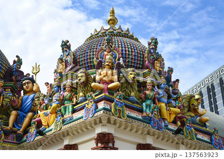 Building view of the Sri Mariamman Temple in Chinatown, Singapore. Built in 1827, it's the oldest Hindu temple in Singapore. 137563923