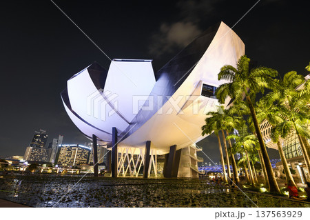 Building view of the Art Science Museum at Marina Bay Sands, Singapore, which features major exhibitions that blend art, science, culture, and technology. Building view of the Art Science Museum at Marina Bay Sands, Singapore, which features major exhibitions that blend art, science, culture, and technology. 137563929