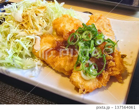 ネギとタレがかかった鶏天 ネギとタレがかかった鶏天 137564061