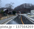 雨の地方道路 カーブする濡れたアスファルトと山間の道路風景 137564269