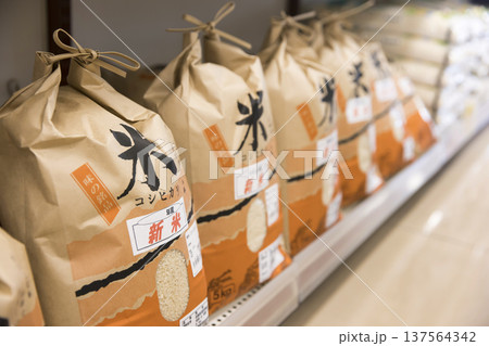 スーパーのお米売り場 137564342