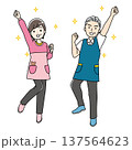 エプロン姿の元気なシニア男女のカラーイラスト 137564623