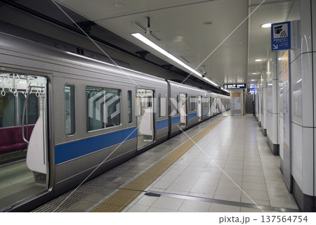 小田急線新宿駅に停車している電車 小田急線新宿駅に停車している電車 137564754