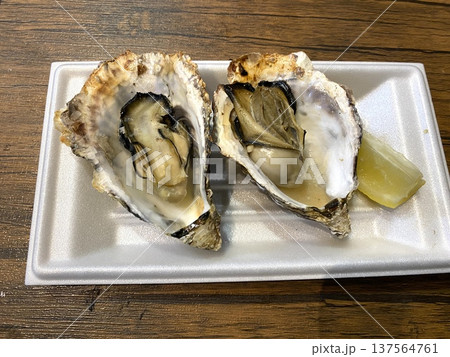 殻付きの焼き牡蠣 137564761
