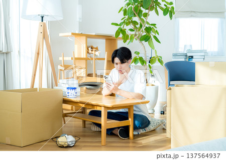 引越しの準備をする若い男性 137564937
