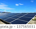 青空の下に広がる太陽光発電ソーラーパネル 再生可能エネルギー 137565031