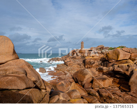 Mean Ruz lighthouse above large granite boulders in Tregastel, France 137565315
