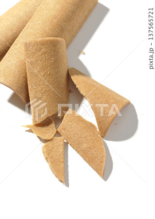 八つ橋を白背景で撮影 八つ橋を白背景で撮影 137565721