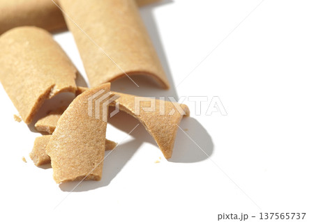 八つ橋を白背景で撮影 八つ橋を白背景で撮影 137565737