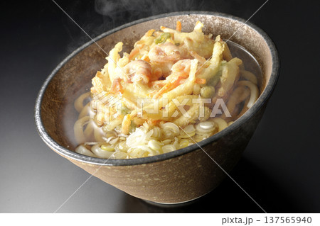 海老と野菜の熱々かき揚げうどんを黒背景で撮影 海老と野菜の熱々かき揚げうどんを黒背景で撮影 137565940