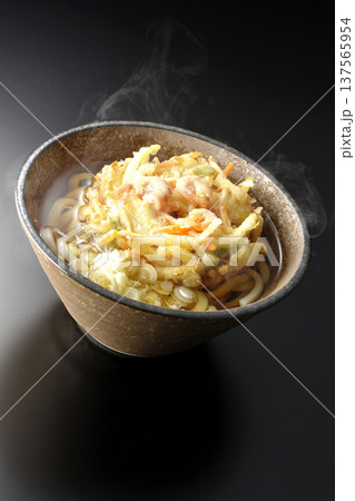 海老と野菜の熱々かき揚げうどんを黒背景で撮影 海老と野菜の熱々かき揚げうどんを黒背景で撮影 137565954