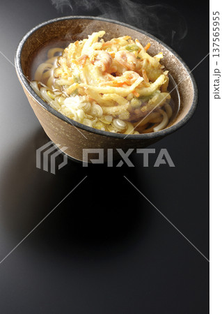 海老と野菜の熱々かき揚げうどんを黒背景で撮影 海老と野菜の熱々かき揚げうどんを黒背景で撮影 137565955