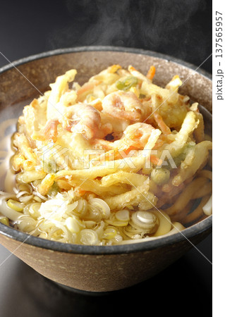 海老と野菜の熱々かき揚げうどんを黒背景で撮影 海老と野菜の熱々かき揚げうどんを黒背景で撮影 137565957
