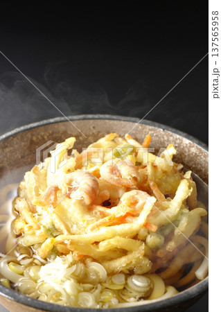 海老と野菜の熱々かき揚げうどんを黒背景で撮影 海老と野菜の熱々かき揚げうどんを黒背景で撮影 137565958