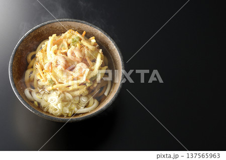海老と野菜の熱々かき揚げうどんを黒背景で撮影 137565963