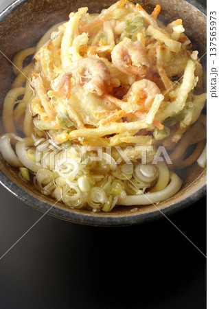 海老と野菜の熱々かき揚げうどんを黒背景で撮影 137565973