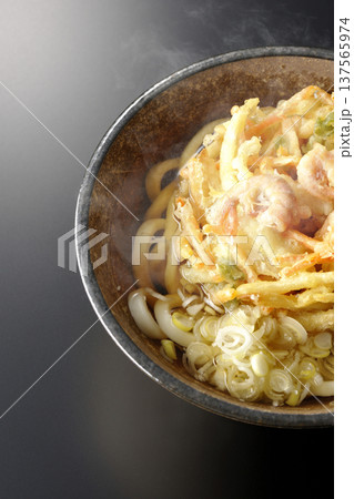 海老と野菜の熱々かき揚げうどんを黒背景で撮影 海老と野菜の熱々かき揚げうどんを黒背景で撮影 137565974