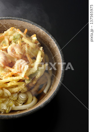 海老と野菜の熱々かき揚げうどんを黒背景で撮影 137565975