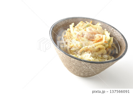 海老と野菜の熱々かき揚げうどんを白背景で撮影 海老と野菜の熱々かき揚げうどんを白背景で撮影 137566091