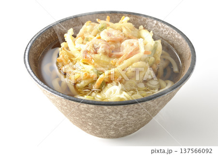 海老と野菜の熱々かき揚げうどんを白背景で撮影 海老と野菜の熱々かき揚げうどんを白背景で撮影 137566092
