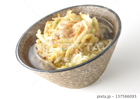 海老と野菜の熱々かき揚げうどんを白背景で撮影 海老と野菜の熱々かき揚げうどんを白背景で撮影 137566093