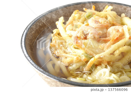 海老と野菜の熱々かき揚げうどんを白背景で撮影 137566096