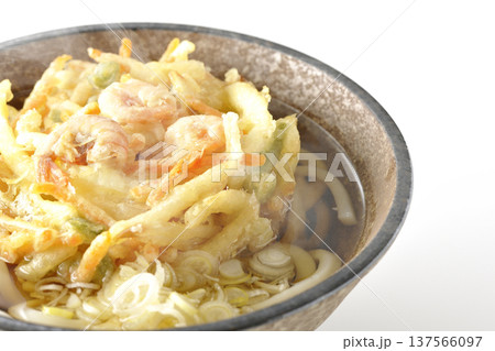 海老と野菜の熱々かき揚げうどんを白背景で撮影 137566097
