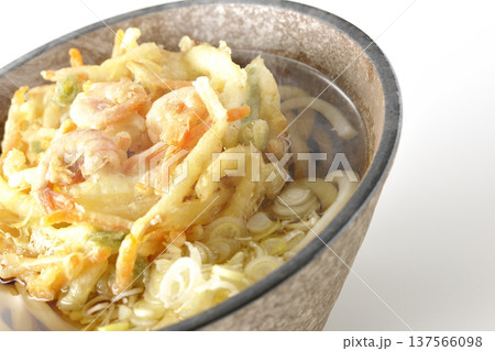 海老と野菜の熱々かき揚げうどんを白背景で撮影 海老と野菜の熱々かき揚げうどんを白背景で撮影 137566098