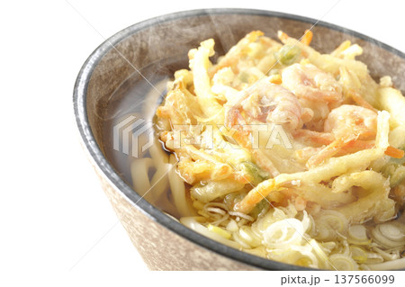 海老と野菜の熱々かき揚げうどんを白背景で撮影 海老と野菜の熱々かき揚げうどんを白背景で撮影 137566099