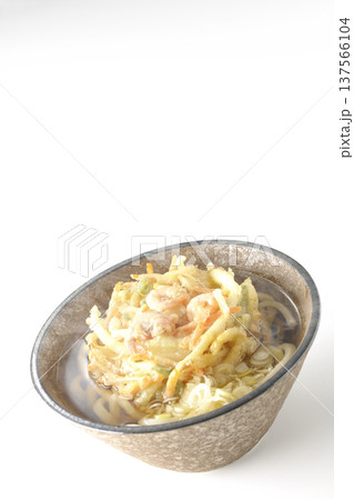 海老と野菜の熱々かき揚げうどんを白背景で撮影 海老と野菜の熱々かき揚げうどんを白背景で撮影 137566104