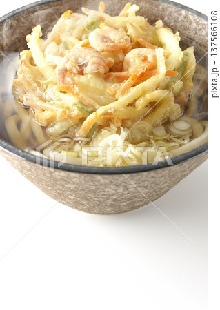 海老と野菜の熱々かき揚げうどんを白背景で撮影 137566108