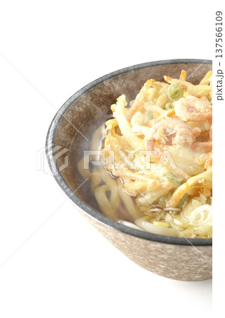 海老と野菜の熱々かき揚げうどんを白背景で撮影 海老と野菜の熱々かき揚げうどんを白背景で撮影 137566109