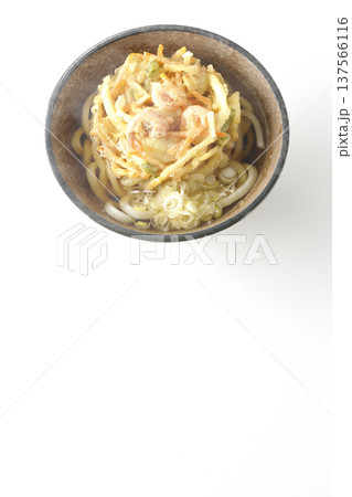 海老と野菜の熱々かき揚げうどんを白背景で撮影 137566116