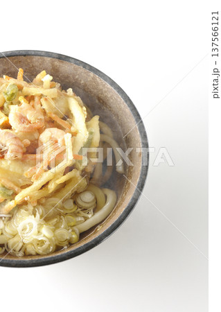 海老と野菜の熱々かき揚げうどんを白背景で撮影 海老と野菜の熱々かき揚げうどんを白背景で撮影 137566121