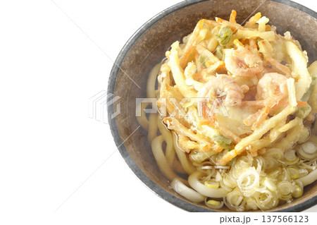 海老と野菜の熱々かき揚げうどんを白背景で撮影 海老と野菜の熱々かき揚げうどんを白背景で撮影 137566123